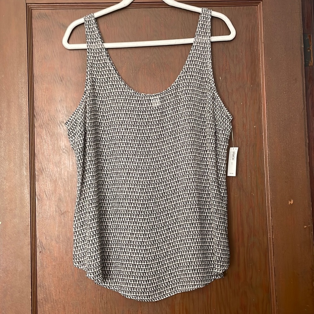 Black and white printed sheer tank top! 🖤🤍
